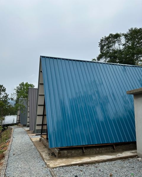 Sebuah A-frame biru di laluan kerikil