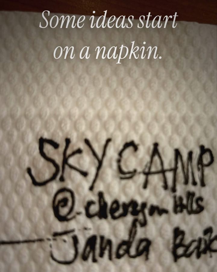 Lakaran Sky Camp di atas napkin, dari treler Sky Camp